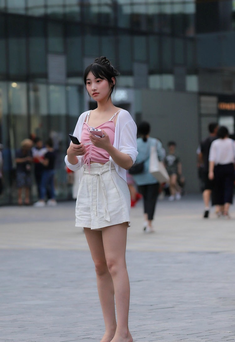 动人|街拍：美女长发披肩，清丽动人，十分吸睛