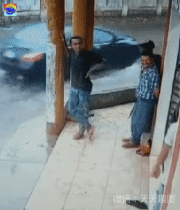 GIF|搞笑GIF:①现在的高手过招,都是隔空互怼,非接触的!