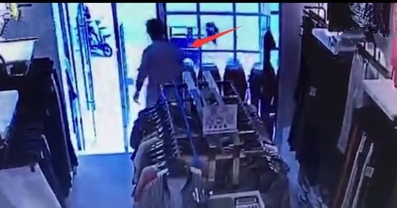 大妈|女子商店里偷裤子，第二天回去换“太小了”，下一幕令人好笑