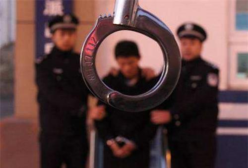 无人|连环杀人魔：跟尸体打牌，在尸背刻怪字，专家：这字如今已无人用