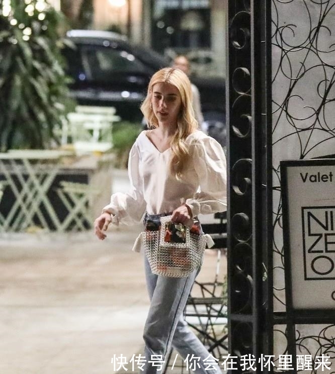 漂亮|艾玛·罗伯茨越来越漂亮，穿着泡泡袖夹克搭配高腰牛仔裤
