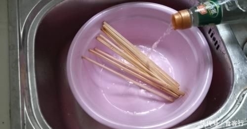 细菌|用半个月的筷子就会产生大量细菌,教你正确清洗筷子方法,学学吧