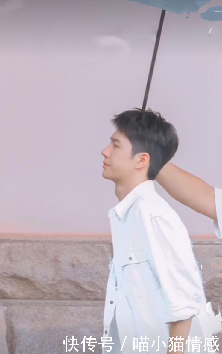  录制|王一博开始录制《天天向上》，穿白色外套太阳光，眉头紧皱心情不佳