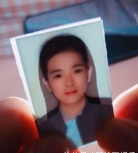 女友|奇闻一男子无意间把自己和女友的照片叠在一起后，突然乐了起来