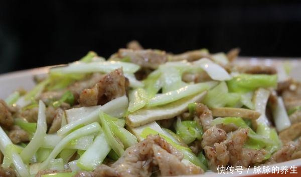 般配|鸡肉和它最般配，炒一炒就上桌，爽滑鲜嫩营养高，连汤汁都不剩