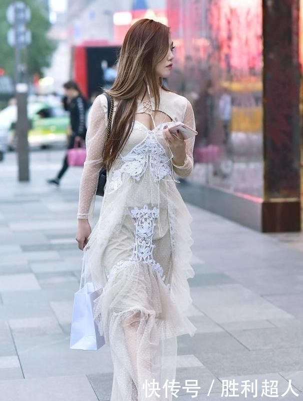 小姐姐|街拍美女:小姐姐简简单单的搭配,却给人耳目一新的感觉