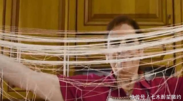 手法|中国人做龙须面靠手法,老外竟然“投机取巧”做,光锅都2米宽