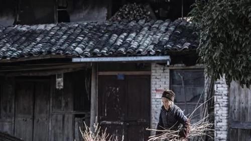 天天|孤寡老人天天吃咸菜，生病也不看医生，死后被人发现近百万财富