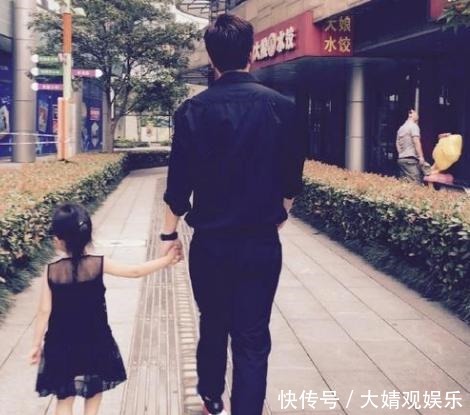 昔日|甜馨穿黑裙子神气十足,贾乃亮昔日带女儿去游乐场,还全程陪玩