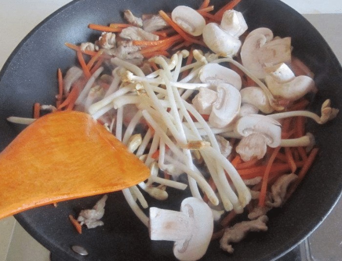  卷心菜|制作卷心菜肉丝炒米粉，不仅可以当菜吃，也可以当作主食