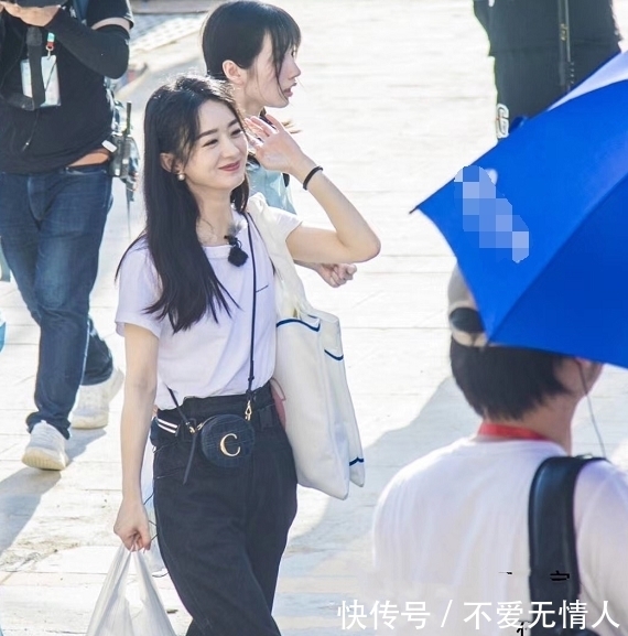 几位嘉宾|赵丽颖录制《中餐厅》去菜市场买菜,安全隐患引热议,太大意了