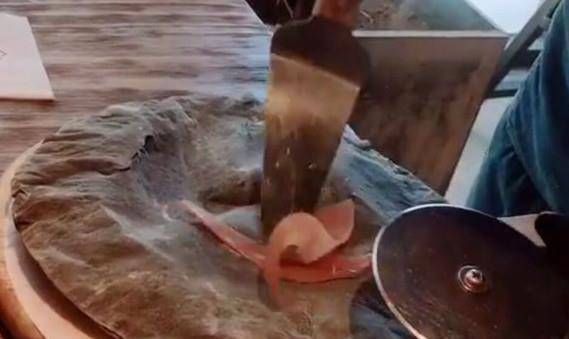 披萨|头一次吃披萨,服务员欺负我没吃过披萨,给我上了一个什么东西