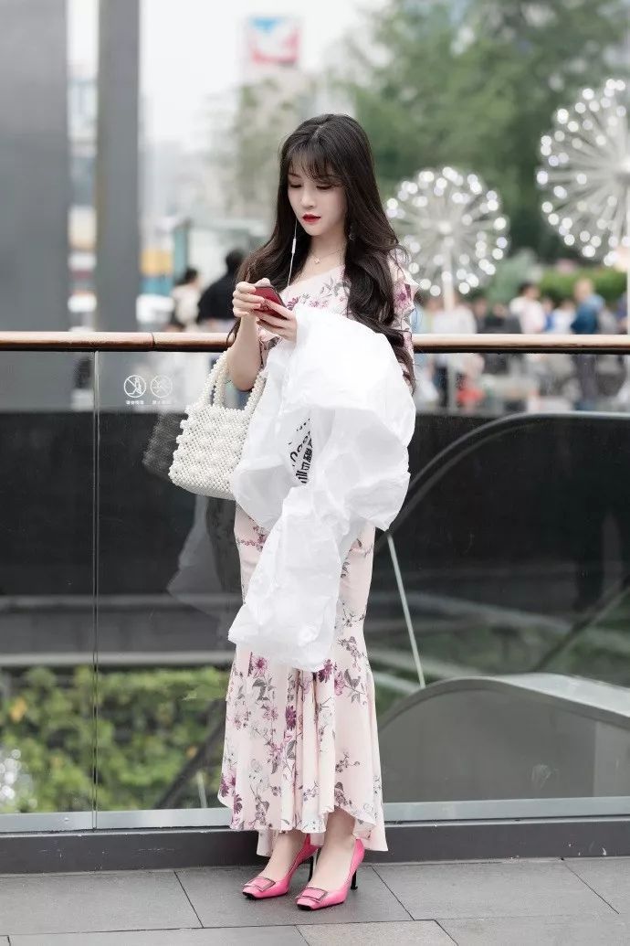 身上|街拍:小姐姐气质优雅,留着一头微卷的长发,显得特别的有魅力
