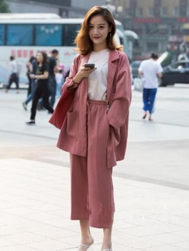 时尚|街拍:面带笑容的美女,短袖配牛仔裤,时尚大气