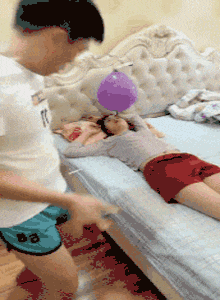  搞笑|搞笑GIF：大姐淡定的等人来救