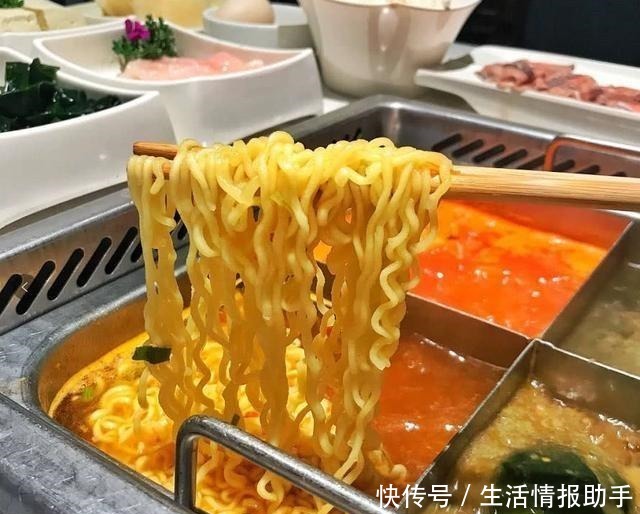 火锅|小伙吃海底捞自带食材,服务员拿一份这东西,惹网友争议!