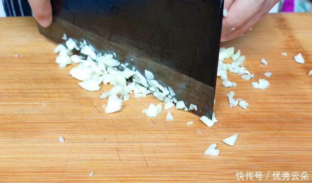 诀窍|凉面怎么做才好吃,诀窍全在调料汁,满满一大碗不够吃