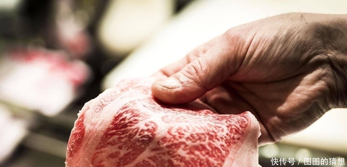  牛肉|“假牛肉”是怎么做成的？看完原材料后：再也不买便宜牛肉了！