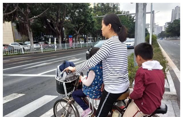  意外|女子乘坐电梯意外“走红”，家人看后不禁脸红了：真是不知羞耻