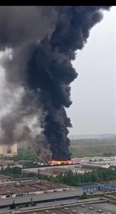  和运|又出大事！疑似轰六K和运20的发动机厂着火，浓烟滚滚