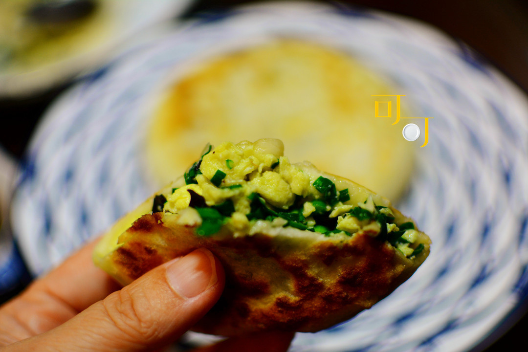  买现成|家里多出的饺子馅怎么办做两个煎饼吃，太香啦！