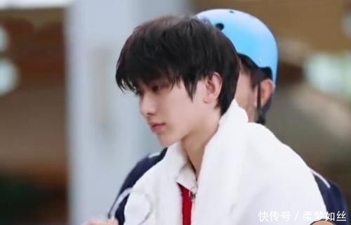 奔跑吧|蔡徐坤遇水就“脱妆”,画面放大十倍看清他的素颜:21岁的脸?