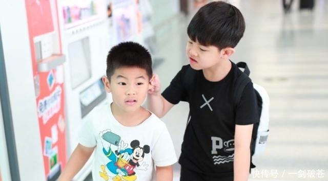  机场|小鱼儿和安吉在机场打架！鱼儿挥拳打安吉，最后被揪住耳朵教训