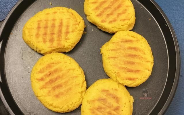  玉米面|一点白面也不掺，这才是正宗玉米面贴饼子，外壳焦脆太好吃了