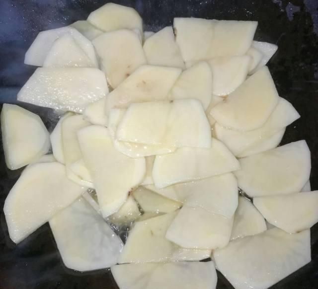 老干妈豆豉|豉香土豆片,辛辣的食物,一次两碗米饭