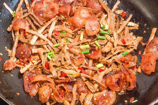 干笋炒腊肠|晚上只烧了1道菜,两个人吃了1锅饭,老公说这种吃法不胖才怪