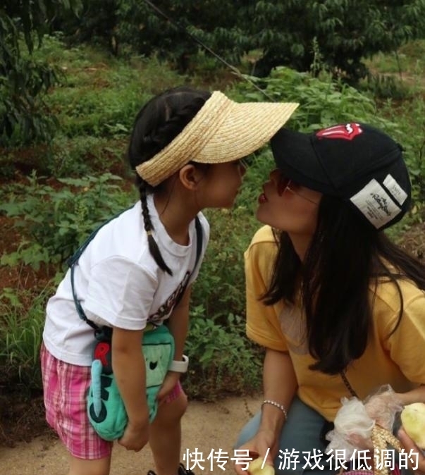 章子怡|章子怡最新全家福!15岁继女长成家里最美,穿得个性却没醒醒精致