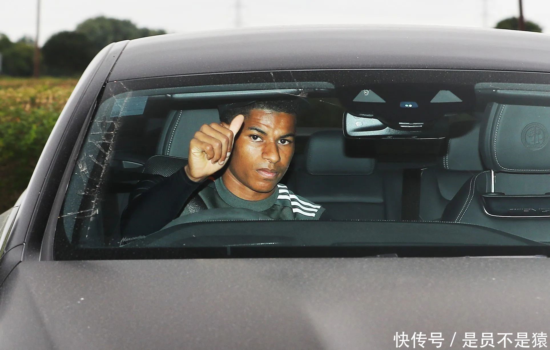  休假|曼联重返训练场备战欧联杯，两劳模仍休假！铁腰豪言明年英超争冠