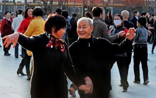 房爷爷|两老人跳广场舞相恋欲结婚，大妈坚持房本上加大爷名字，儿子暴怒