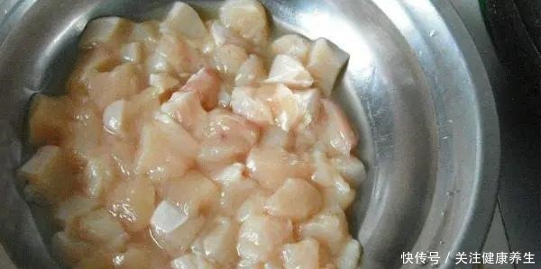 酸酸甜甜|大厨教你正宗的宫保鸡丁,出锅酸酸甜甜又开胃,学会了在家也能做