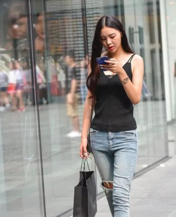 白色|街拍:皎若秋月的美女,一件白色短袖配漏洞牛仔裤,时尚靓丽气息
