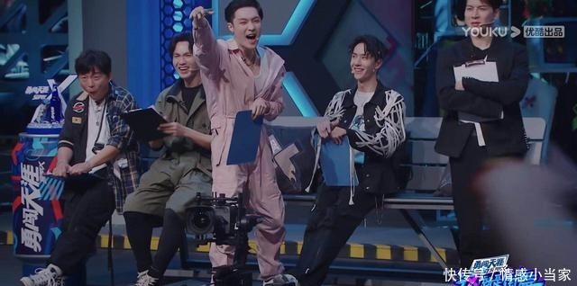 几位队长|《街舞3》王一博张艺兴C位之争,但谁注意黄渤换位子的良苦用心