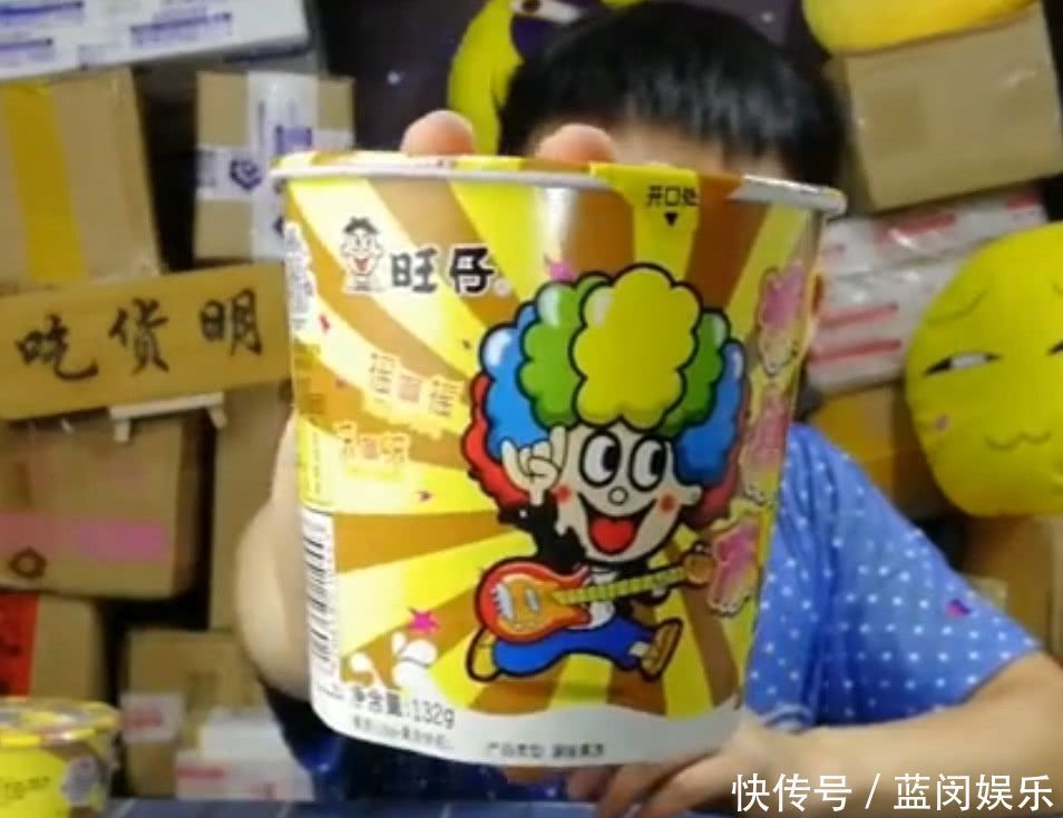 终于|小伙试吃怀旧零食“摇滚冻”,终于知道为什么一次只能摇一颗了