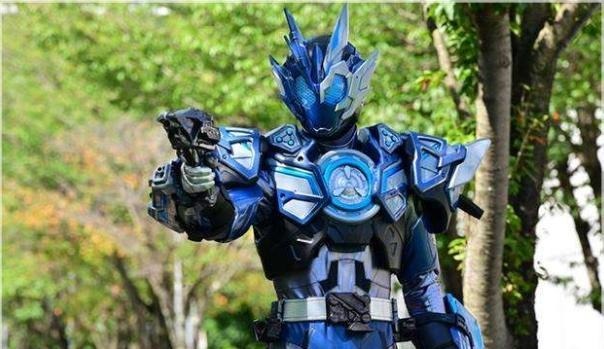 放到|半泽直树被日本网友调侃是假面骑士，放到变身场景中竟毫无违和感