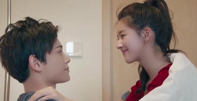 惊艳|古风红衣惊艳登场,现代红装完美结尾,自始至终韩烁都伴芊芊身旁