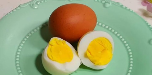  煮鸡蛋|水煮蛋时，不要只加清水煮，加一勺它，鸡蛋又香又嫩，好剥皮