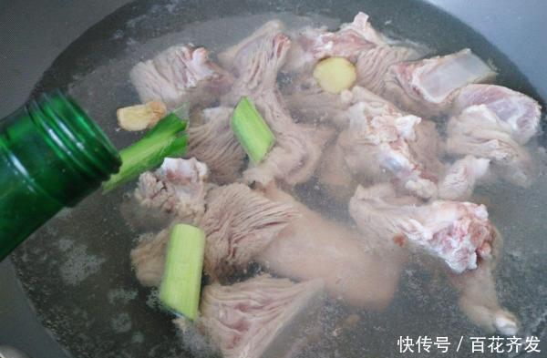 做法|为什么排骨焯水后又腥又柴看完大厨的做法才明白,原来水用错了