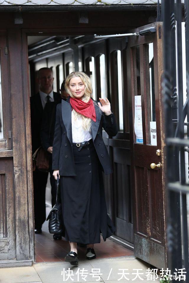 尼德|约翰·尼德普西装革履像个雅痞绅士,艾梅柏·希尔德精致造型太迷人