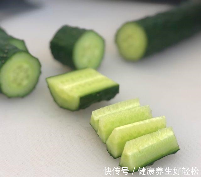 凉拌|凉拌黄瓜这样吃,方便又快捷,一次一盘都不够