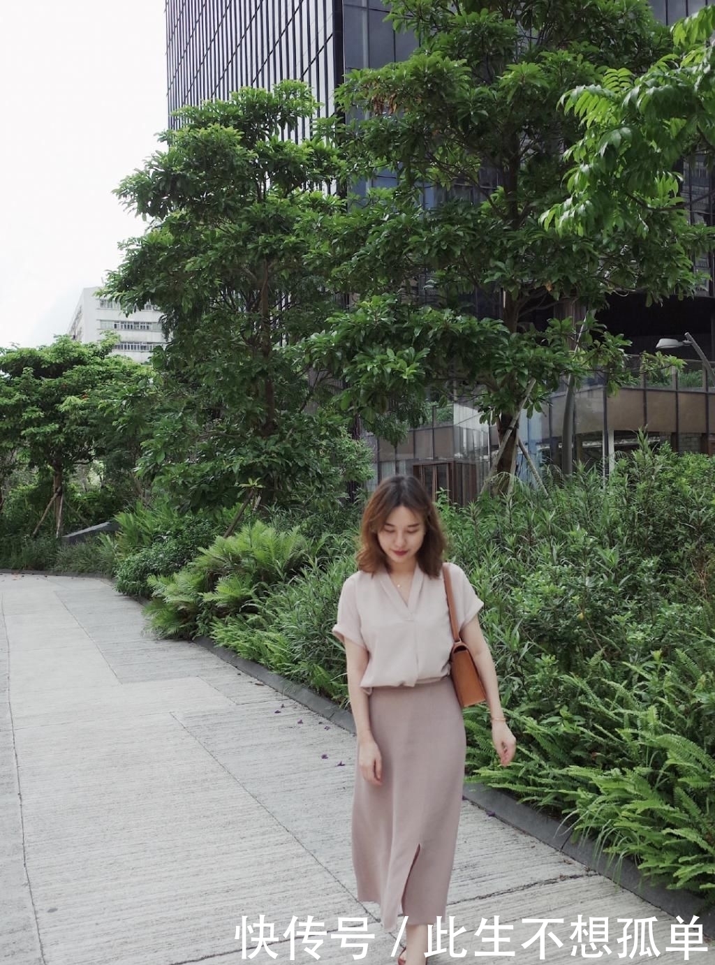  连衣裙|上班不知道怎么穿？8套优雅简单的通勤裙装搭配，美成办公室焦点