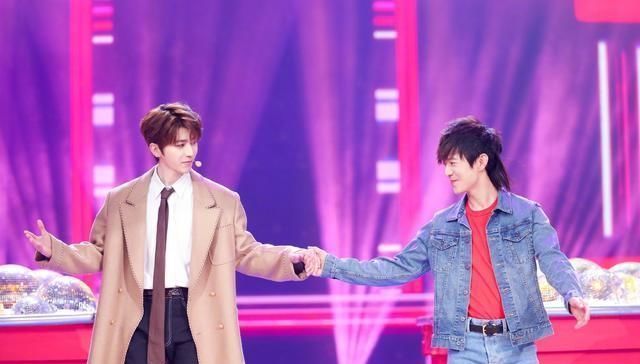 何炅维嘉|蔡徐坤成立新乐队做主唱,何炅维嘉当配角,同一姿势呈现三种效果