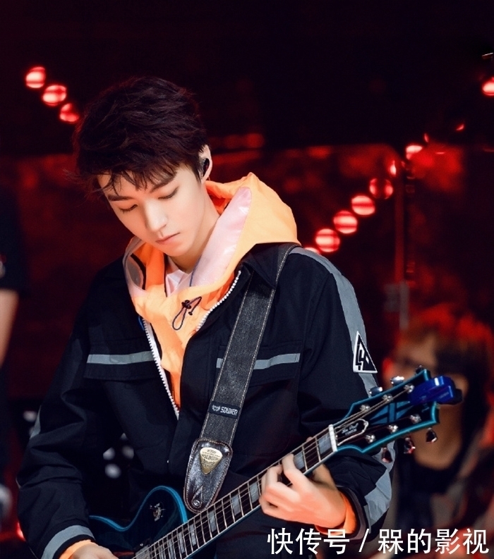 团宠|表演系不怕表演,王俊凯示范壁咚,成新乐队团宠