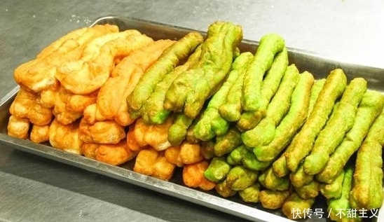 路边|路边卖油条,3天没卖出1根,孙子无意1句话,油条被排队哄抢