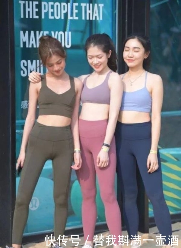 美女|三位美女中粉色裤子的最好看,谁赞成,谁反对?