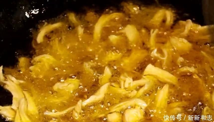 经典|经典家常菜“干煸鸡胸”,做法简单,香辣美味,开胃又下饭