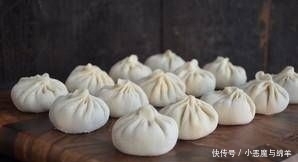  简单|两分钟学会生煎包的做法，简单易学，皮软底脆，咸香多汁